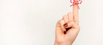 Red string on finger to signal reminder